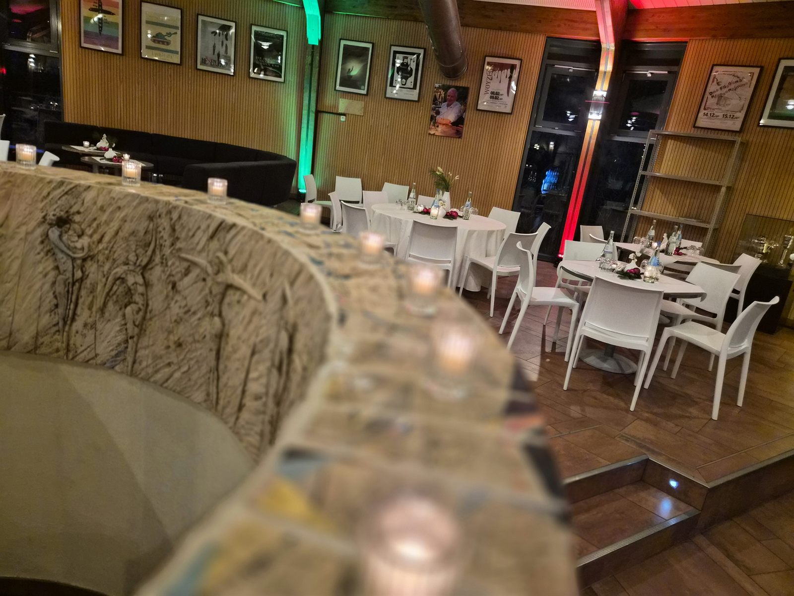 Festlich gedeckte Tafel in der Rotunde für eine Hochzeit in Bonn