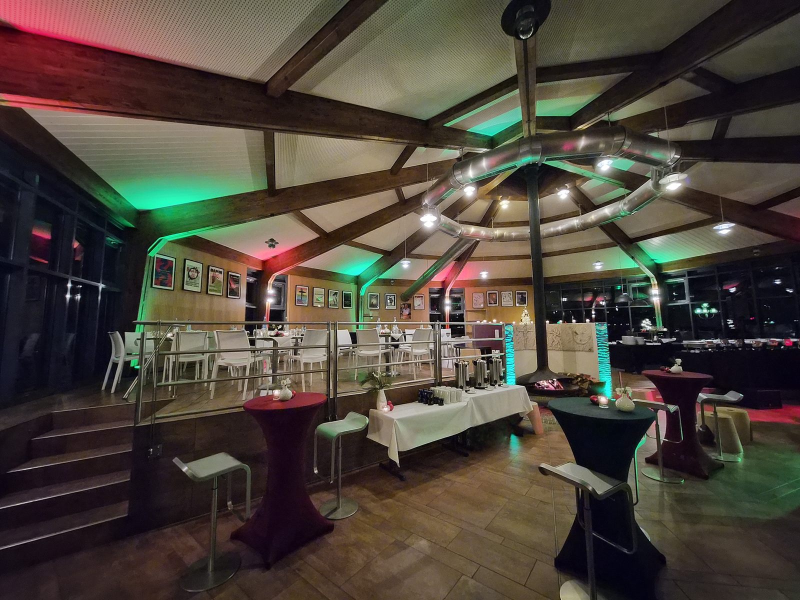 Stehempfang mit Cocktailtischen unter dem Kuppeldach der Rotunde bei einer Privatfeier in Bonn